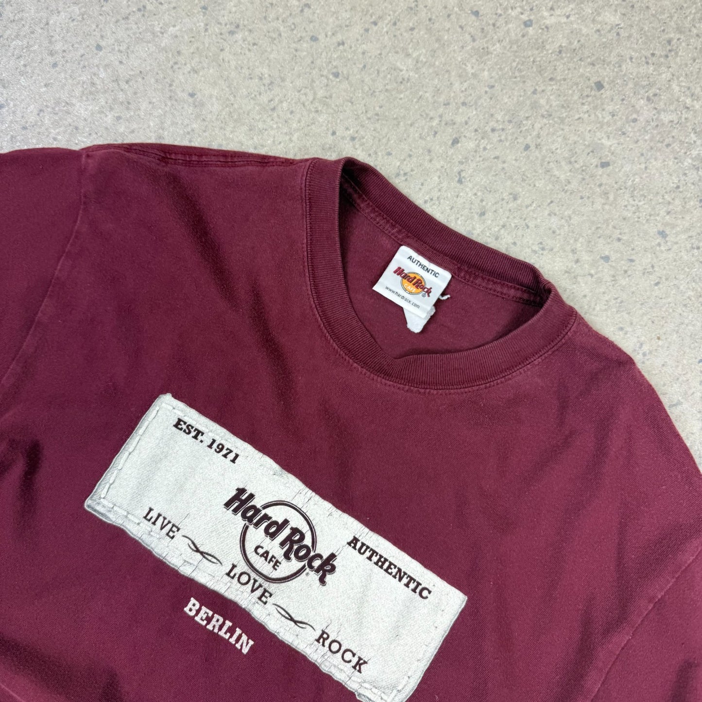 Hard Rock Cafe Berlin T Shirt Medium Burgundy Colourway