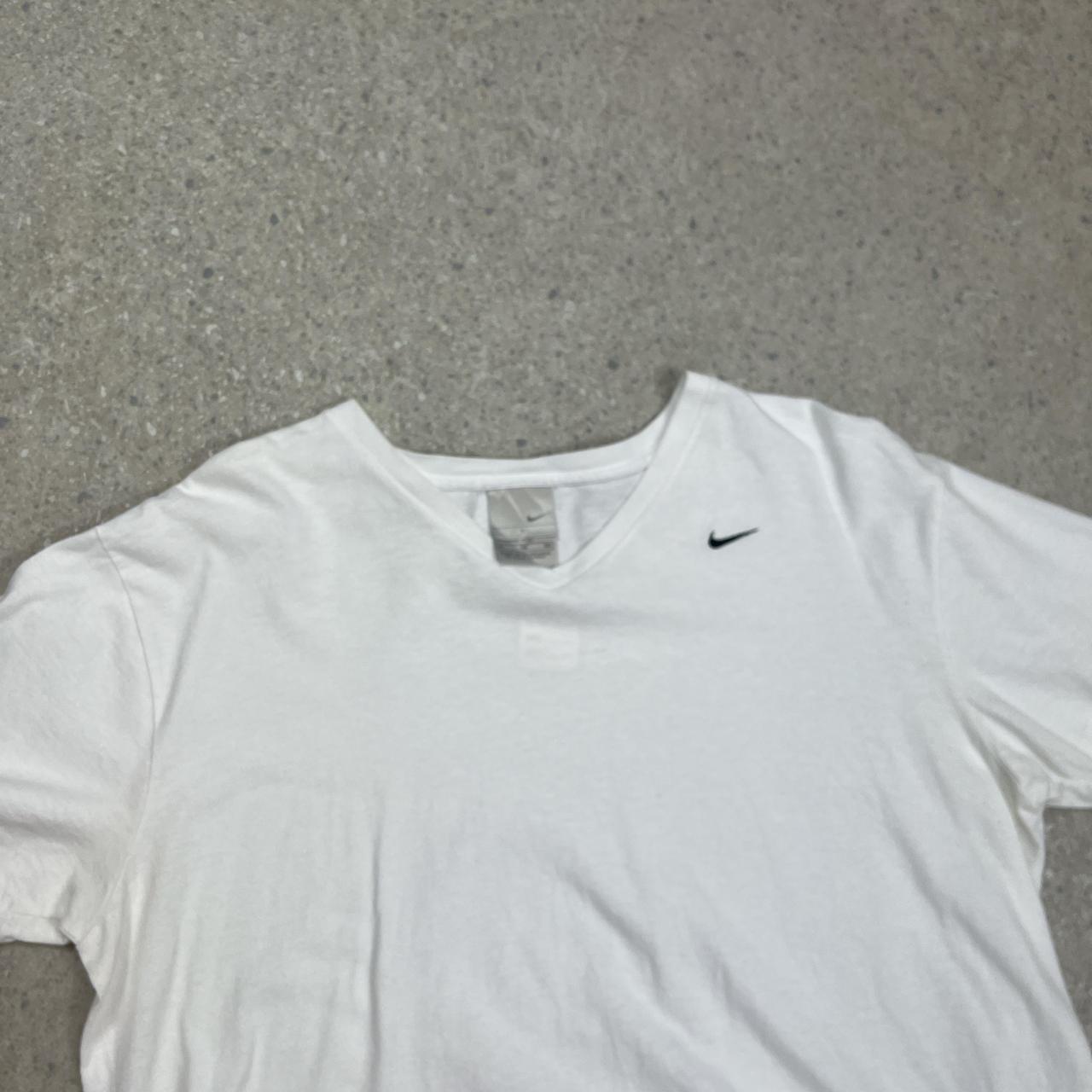 Nike small swoosh v-neck t-shirt Women’s XL