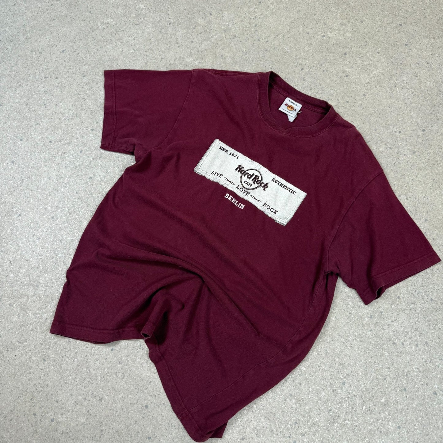 Hard Rock Cafe Berlin T Shirt Medium Burgundy Colourway