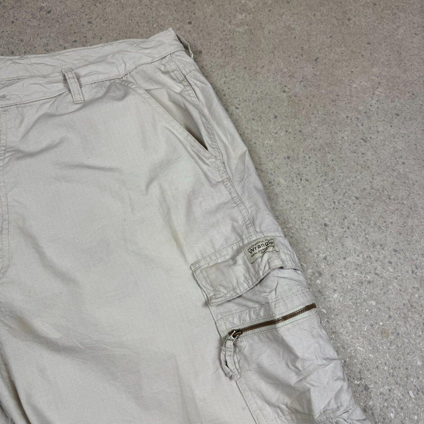 Wrangler Cream Cargo Smart Shorts 40” Beige Baggy Fit