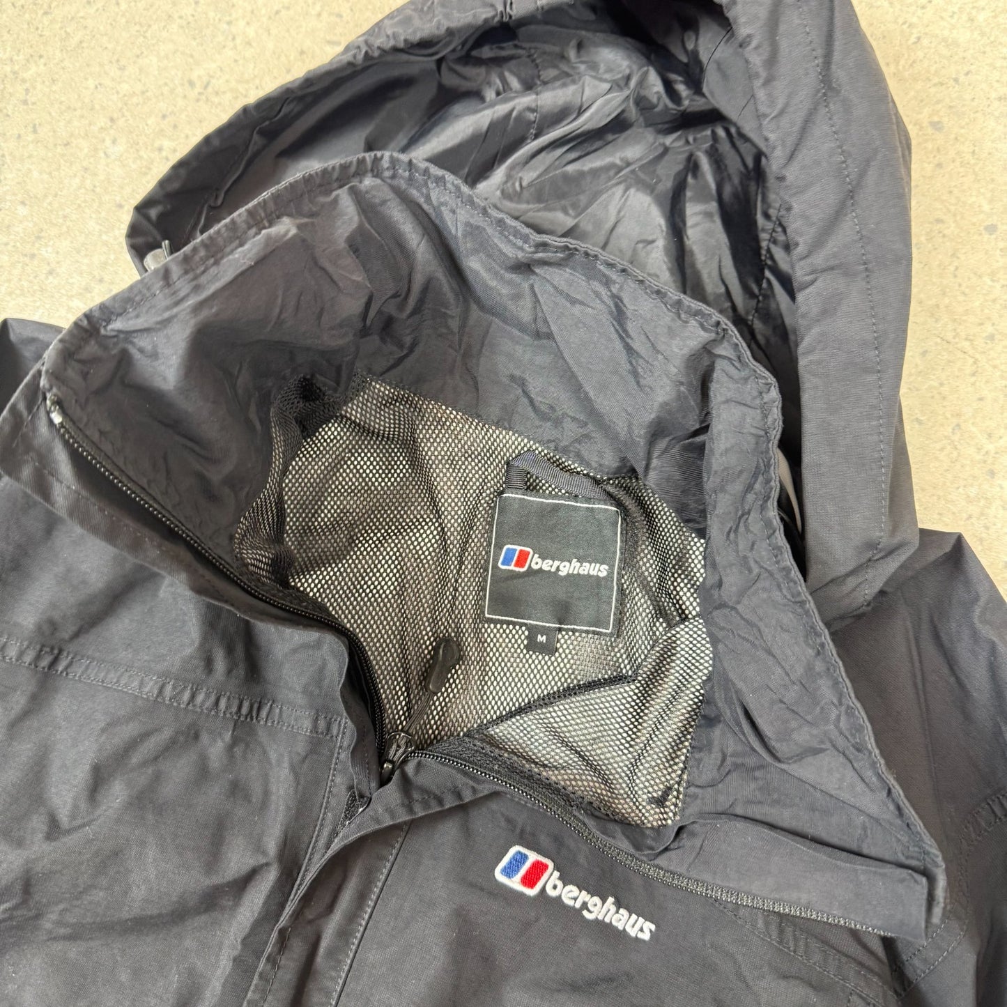 Berghaus Jacket Medium Black Colourway Embroidered Logo Waterproof