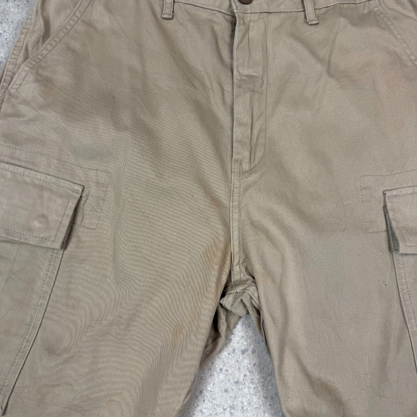 Levi’s cargo shorts 33” Beige