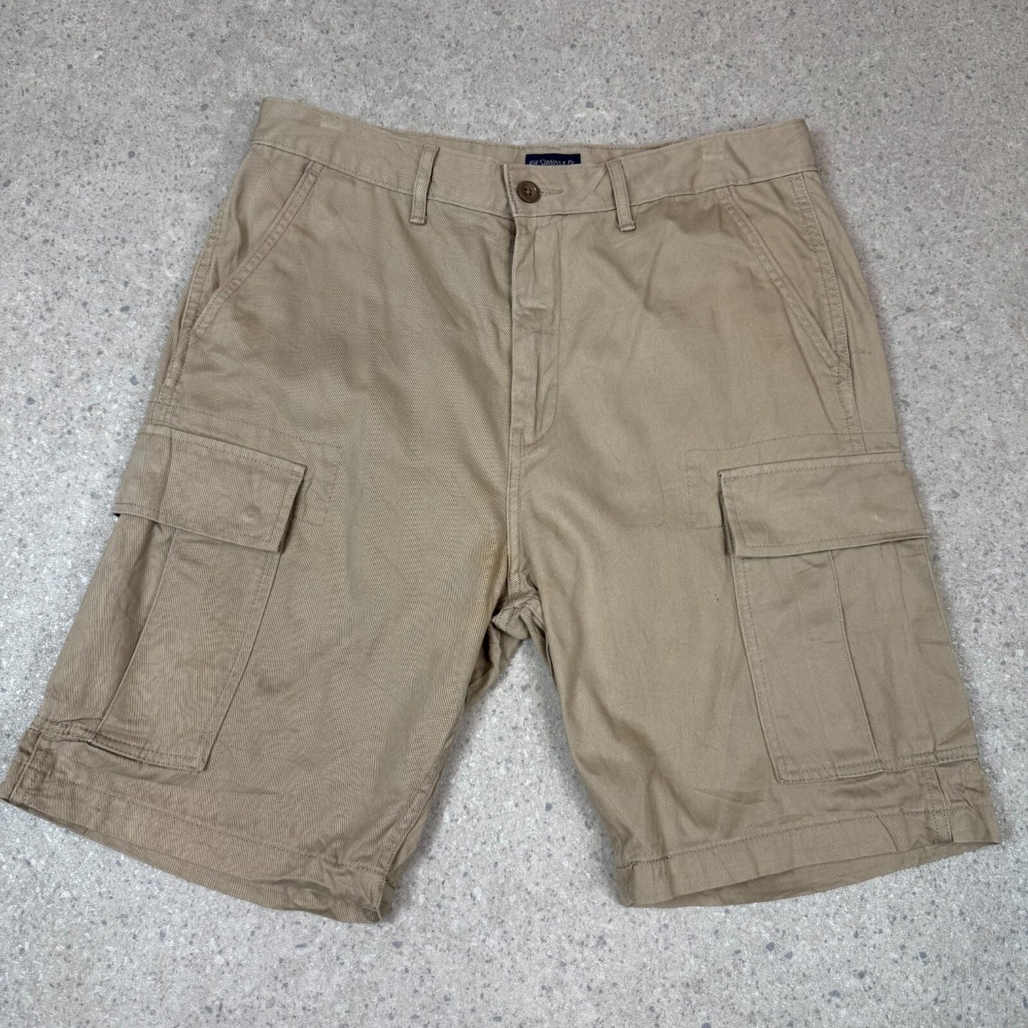 Levi’s cargo shorts 33” Beige
