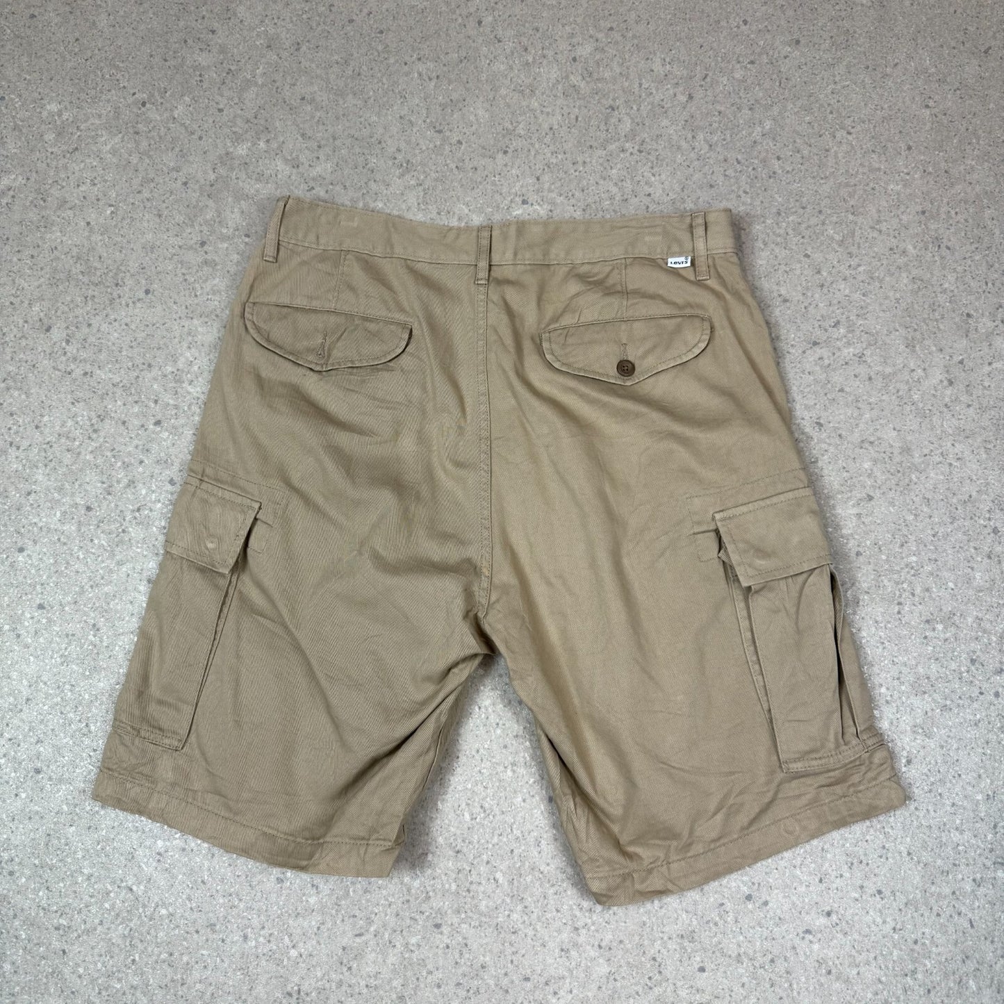 Levi’s cargo shorts 33” Beige
