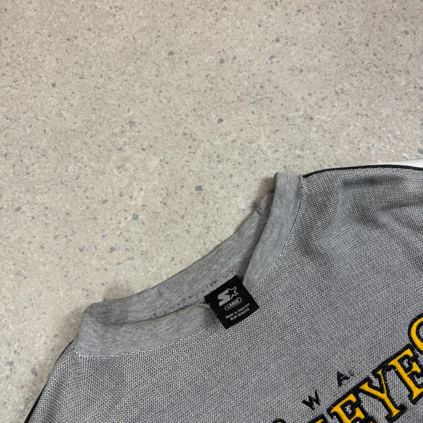 Iowa Hawkeye’s Sweater Large Starter Grey Yellow Embroidered Logo Vintage